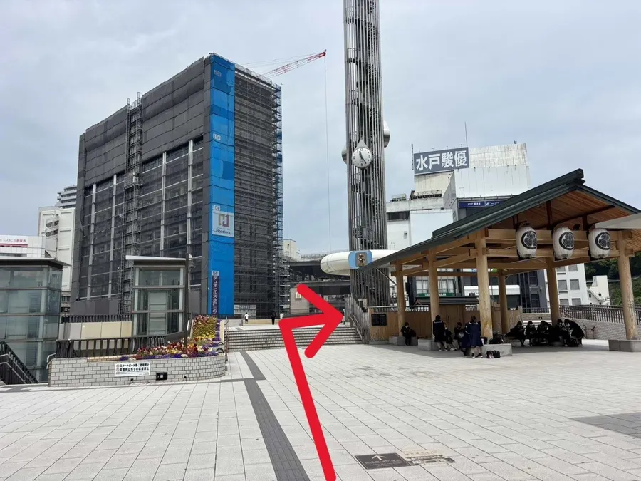 水戸駅北口広場と水戸黄門像